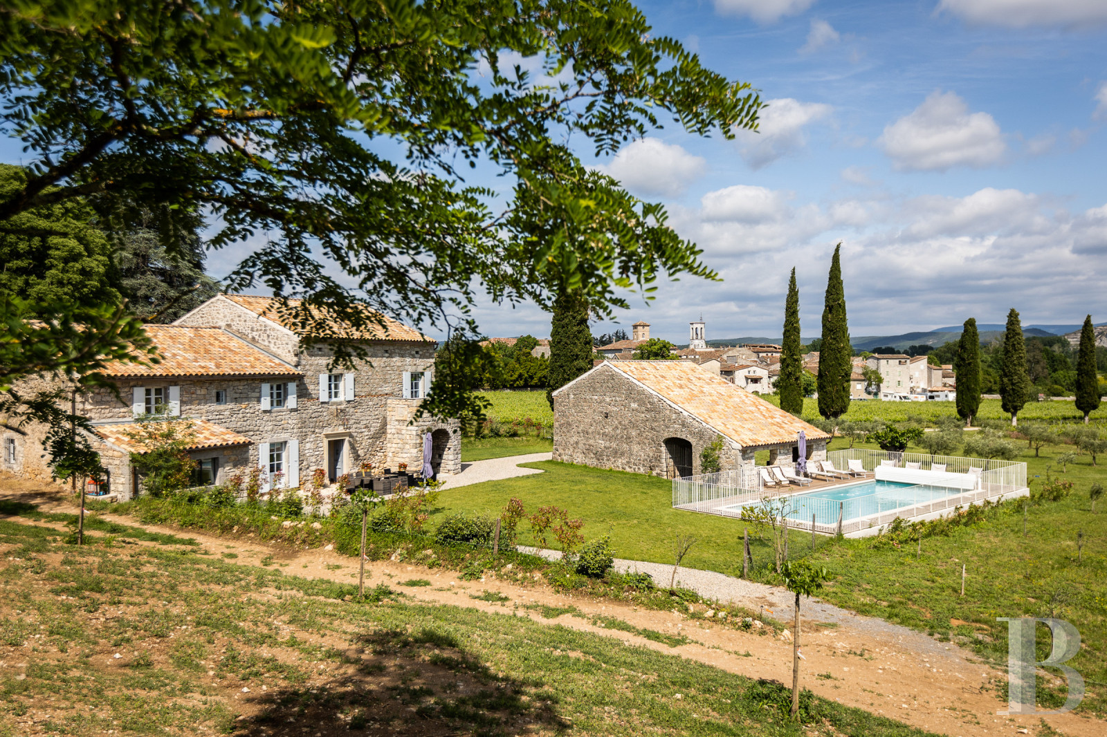 En Ardèche, à Saint-Alban-Auriolles, une ancienne ferme du 17e siècle à l’ombre d’un château - photo  n°1